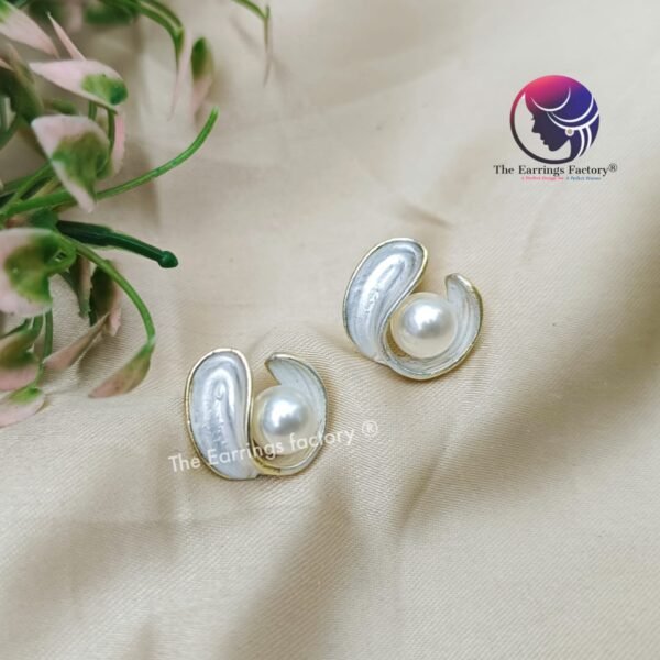 Trending Korean Elegant Shell Pearl Studs - Image 3